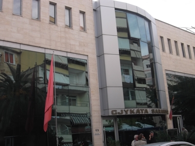 Ndërtoi hotel pa leje në Ksamil  52 vjeçari dënohet me 2 vjet burg