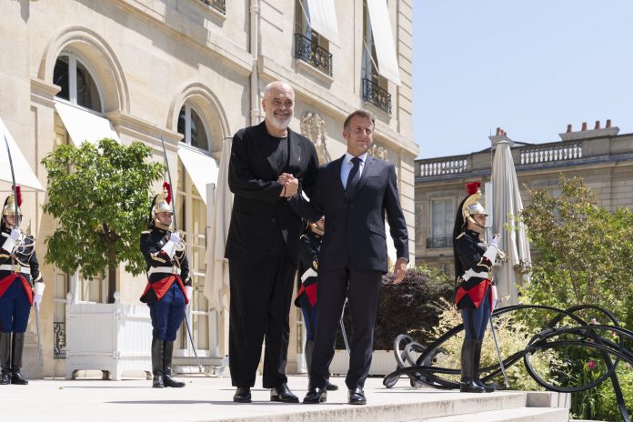Eurodeputetja franceze kritikon Macron për takimin me Ramën dhe mbështet protestat në Tiranë