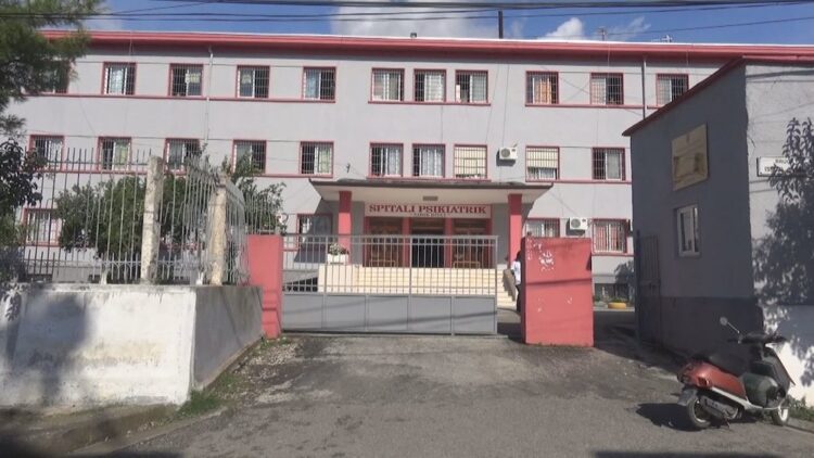 Skandali në Elbasan  Pacientët e spitalit psikiatrik  pa analiza laboratorike
