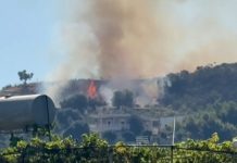 Zjarr në lagjen “15 Tetori” në Vlorë, flakët përhapen drejt banesave të zonës