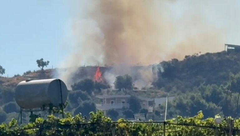 Zjarr në lagjen  15 Tetori  në Vlorë  flakët përhapen drejt banesave të zonës