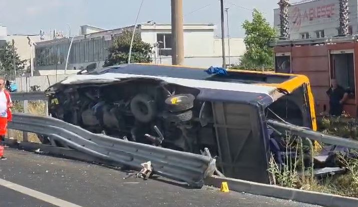 Aksidenti tragjik me autobusin e pasagjerëve në Tiranë Durrës  si paraqitet gjendja e të plagosurve  mes tyre dy fëmijë