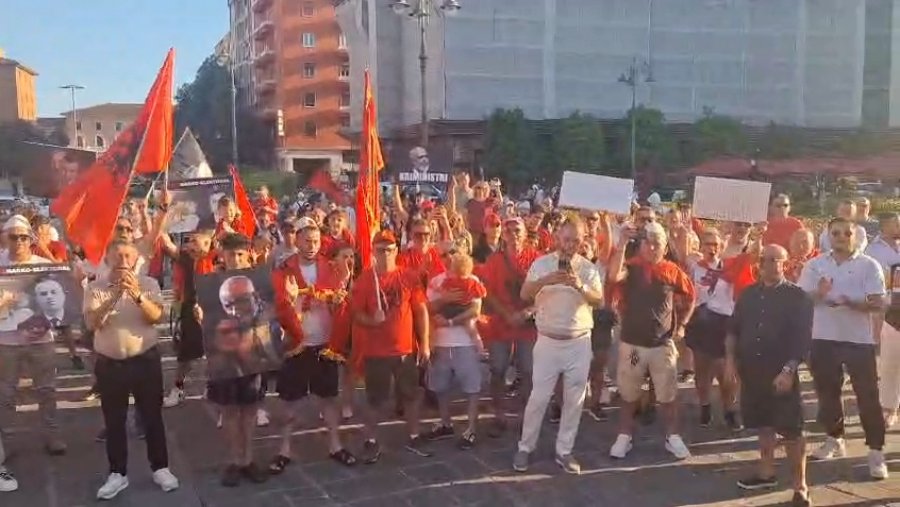 Diaspora proteston kundër Qeverisë  Shqiptarët mbushin sheshet në Pisa dhe Bolzano