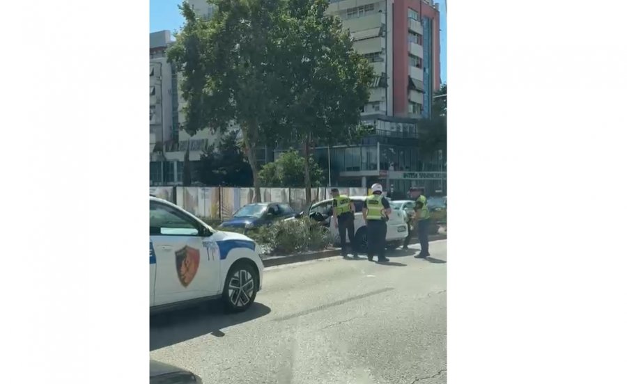 Aksident në Laprakë  makina përfundon mbi bordurën ndarëse të rrugës