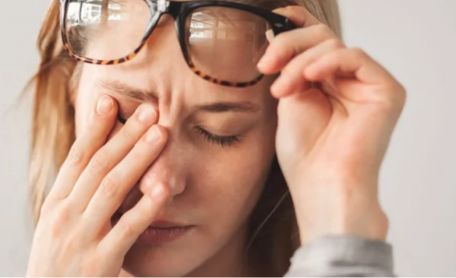 Studimi  Fërkimi i syve mund të çojë në probleme të përhershme të shikimit