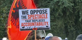 Protesta e 43-të radhazi/ Pankartat ironike të qytetarëve ndaj Qeverisë: Jo spektakël, por llogaridhënie