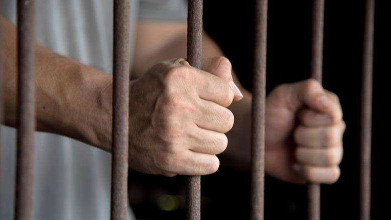 Përfitojnë 1300 të dënuar  Amnistia penale  nis sot zbatimi  Lirohen 541 të burgosur  përjashtohen subjektet e SPAK  Kategoritë