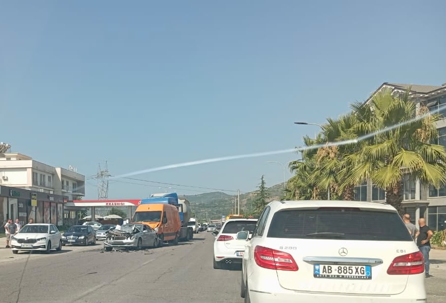 Aksident në hyrje të Elbasanit  përplasen 4 automjete  raportohet për dy të lënduar