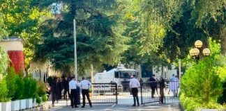 Kaos, protestë dhe debate në sallë, përpara seancës së fundit plenare të Kuvendit