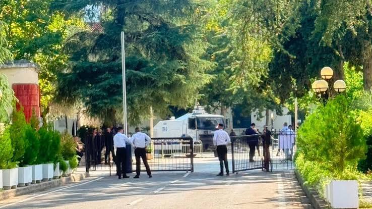 Kaos  protestë dhe debate në sallë  përpara seancës së fundit plenare të Kuvendit