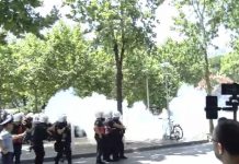 Përplasje para Kuvendit/ Pas ujit me piper, hidhet gaz lotsjellës drejt protestuesve