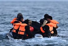 Rikthehen gomonet me emigrantë klandestinë në Vlorë, shpëtohen 11 persona në det