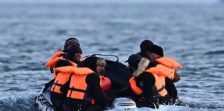 Rikthehen gomonet me emigrantë klandestinë në Vlorë, shpëtohen 11 persona në det