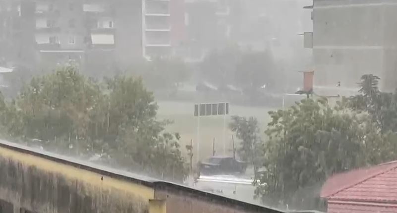 Mot i keq në Gramsh  reshje shiu e breshëri përfshijnë zonat
