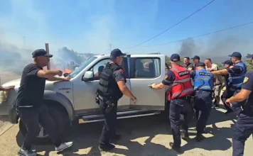 Zjarri në Fier përhapet me shpejtësi, 10 mjete zjarrfikëse dhe 50 efektivë në terren për të mbrojtur banesat. Shpëtohet nga flakët një automjet