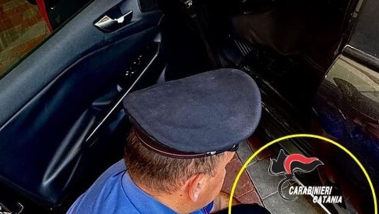 Përleshje para një lokali në Itali  shqiptari plagoset rëndë me thikë  Autori një bashkëatdhetar  karabinierët e kapin duke u arratisur  FOTOT 