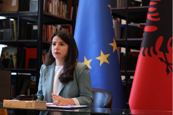 Pirdeni  Model i ri vendimmarrjeje në administratën publike  synojmë rekrutimin e profesionistëve