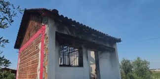 Zjarri shkrumbon një shtëpi të pabanuar në Stan Karbunarë të Lushnjës/ Dyshohet për shkëndijë elektrike