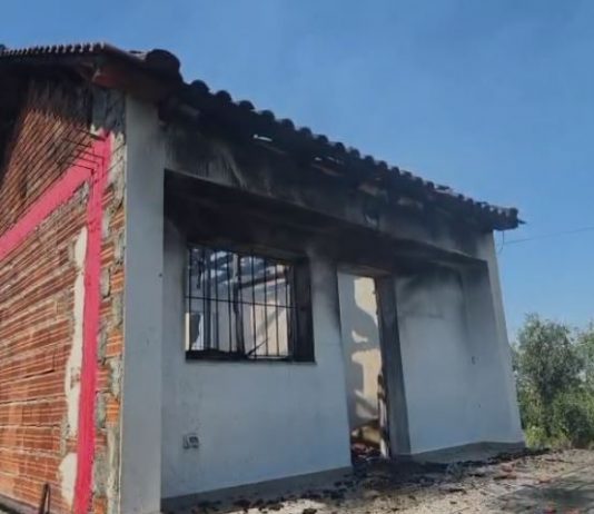 Zjarri shkrumbon një shtëpi të pabanuar në Stan Karbunarë të Lushnjës/ Dyshohet për shkëndijë elektrike