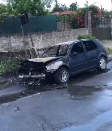Përfshihet nga flakët një automjet në lëvizje në Cërrik  Shpëton drejtuesja