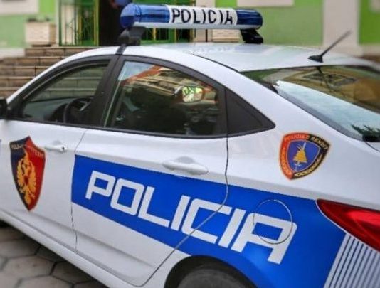 Aksident në Elbasan/ Po kalonte rrugën, këmbësorja përplaset nga makina