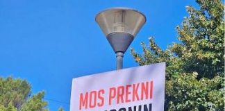 Socialistët e Poliçanit dorzojnë kartat e antarësimit në PS, pas vendimit të qeverisë socialiste për shkrirjen e Poliçanit.