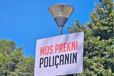 Socialistët e Poliçanit dorzojnë kartat e antarësimit në PS, pas vendimit të qeverisë socialiste për shkrirjen e Poliçanit.
