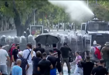 Kaos para Kuvendit/ Qytetarët hedhin vezë, policia përgjigjet ashpër, ujë me presion dhe gaz lotsjellës drejt protestuesve