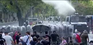 Kaos para Kuvendit/ Qytetarët hedhin vezë, policia përgjigjet ashpër, ujë me presion dhe gaz lotsjellës drejt protestuesve