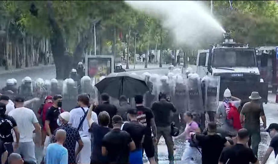 Kaos para Kuvendit  Qytetarët hedhin vezë  policia përgjigjet ashpër  ujë me presion dhe gaz lotsjellës drejt protestuesve