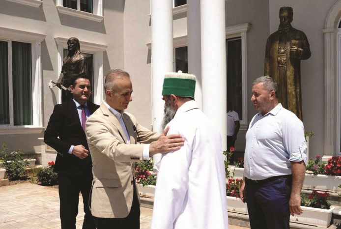 Puçi i Erdoganit te bektashinjtë  ambasadori turk thyen protokollin për të shmangur Baba Mondin