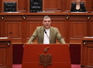 Blushi ne Kuvend: Keni frikë nga vezët, por jo nga krimi. Shteti po sillet si bandë. Ndaloni terrorin policor ndaj protestuesve paqësorë