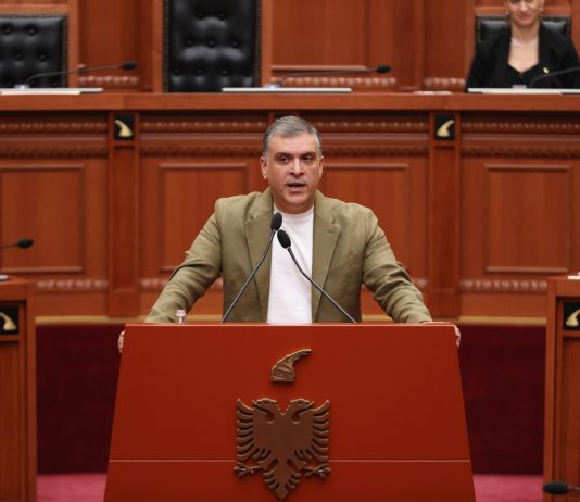 Blushi ne Kuvend: Keni frikë nga vezët, por jo nga krimi. Shteti po sillet si bandë. Ndaloni terrorin policor ndaj protestuesve paqësorë