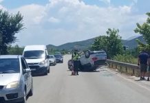 Aksident në aksin Lushnje-Berat/ Makina përplaset me barrierat dhe përmbyset, katër të plagosur në spital