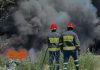 Përfshihet nga flakët një varrezë makinash, një re e zezë tymi mbulon zonën. Zjarrfikësit në vendngjarje
