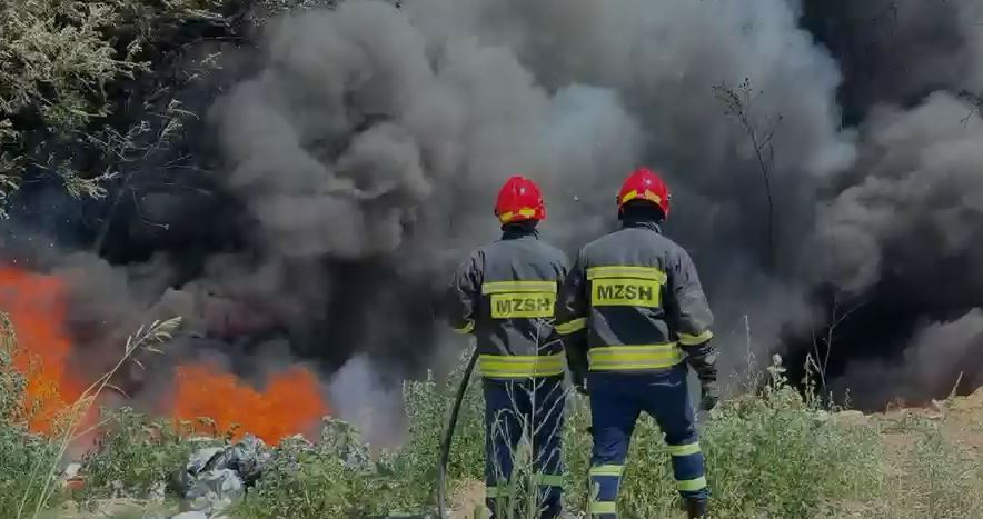 Përfshihet nga flakët një varrezë makinash  një re e zezë tymi mbulon zonën  Zjarrfikësit në vendngjarje