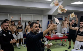 “Shi milionash”/ Presidenti i Dinamos hapi thesin në mes të dhomave të zhveshjes pas kualifikimit, pamjet e festës së bluve bëjnë jehonë në gjithë botën