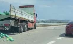 Kamioni përplaset me barrierat dhe ngarkesa me dërrasa shpërndahet në rrugë  rrezik për mjetet në lëvizje në aksin Vlorë Fier