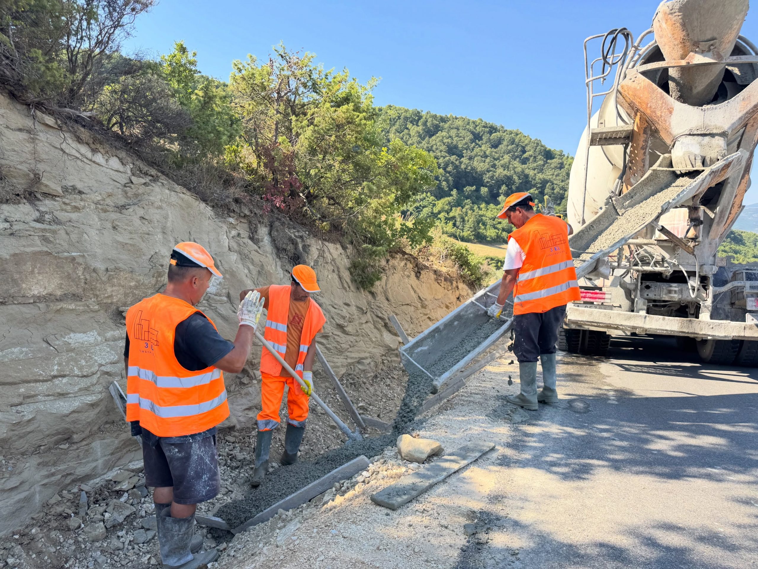 Ministri Demo ndan pamje nga punimet në rrugën e Qafë Dardhës