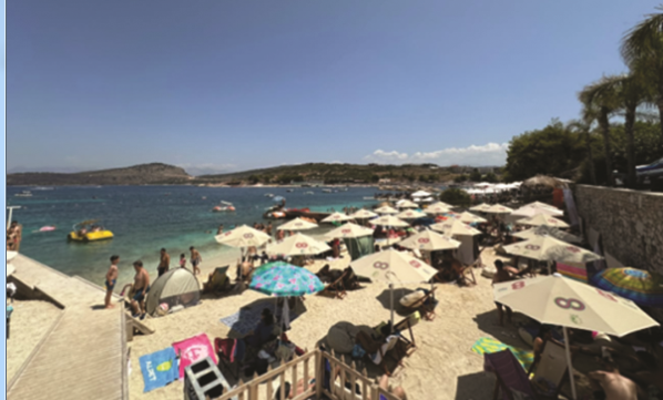 Plazh publik me 24 çadra në Ksamil dhe Dhërmi  Plazhet private  rrjepin  qytetarët