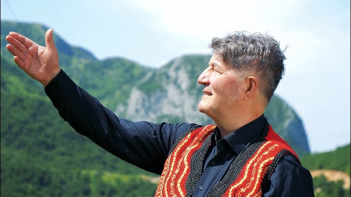 Maestro Zhani Ciko  Arif Vladi ruan bukurinë e melosit baritor  duke i kënduar trimërive çlirimtare të heronjve