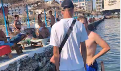  Dilni nga plazhi ose merrni cadër   Dy turistët polak denoncojnë sjelljen e të riut në Durrës