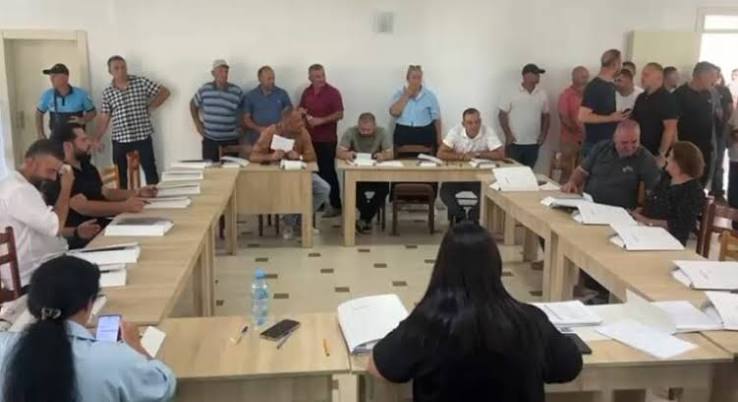 Këshillit Bashkiak i Klosit voton kundër bashkimit me Burrelin