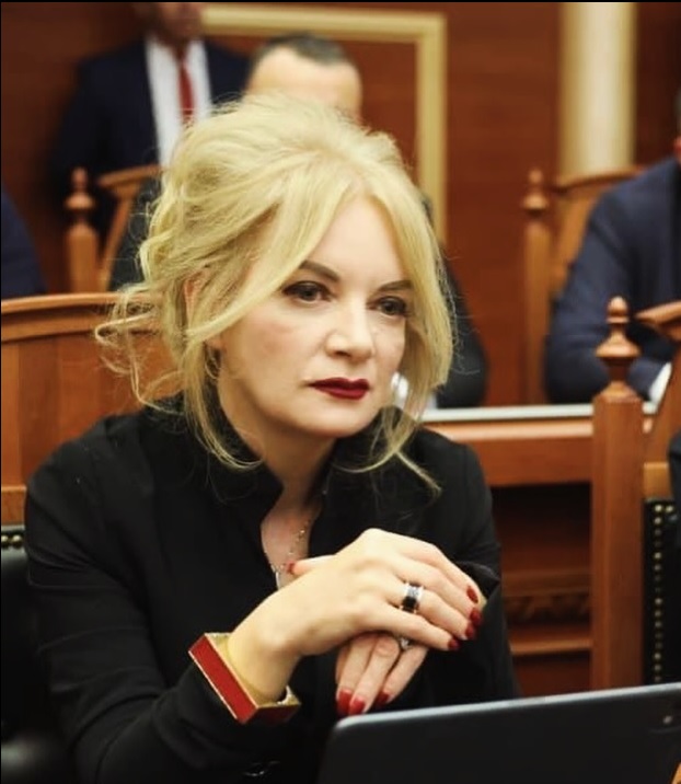 Deputetja Luarasi  Demokracia duhet të jetë mburoja jonë