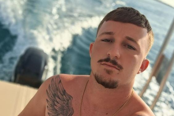 E rëndë në Itali  ekzekutohet 24 vjeçari shqiptar pas sherrit  Zbulohet shkaku i dyshuar  arrestohet edhe autori i krimit  gjatë përleshjes