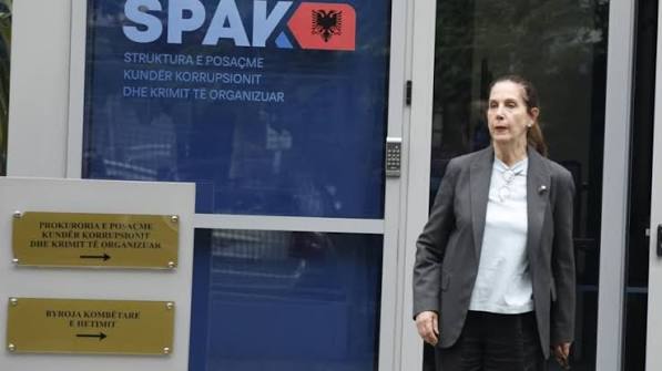 9 shtëpitë e Mirela Kumbaros nga kursimet  i biri punësohet pranë industrisë së mbrojtjes 
