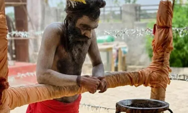 Murgu indian qëndron në këmbë prej 5 vitesh  betimi që po i sjell pasoja të rënda