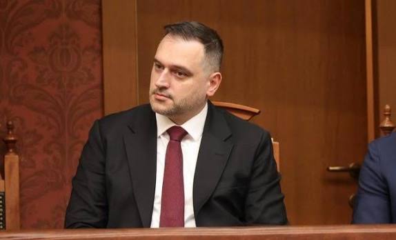 Zjarret në Pukë dhe Tiranë  Ministri Nufi  Vijon operacioni i Forcave të Armatosura nga ajri