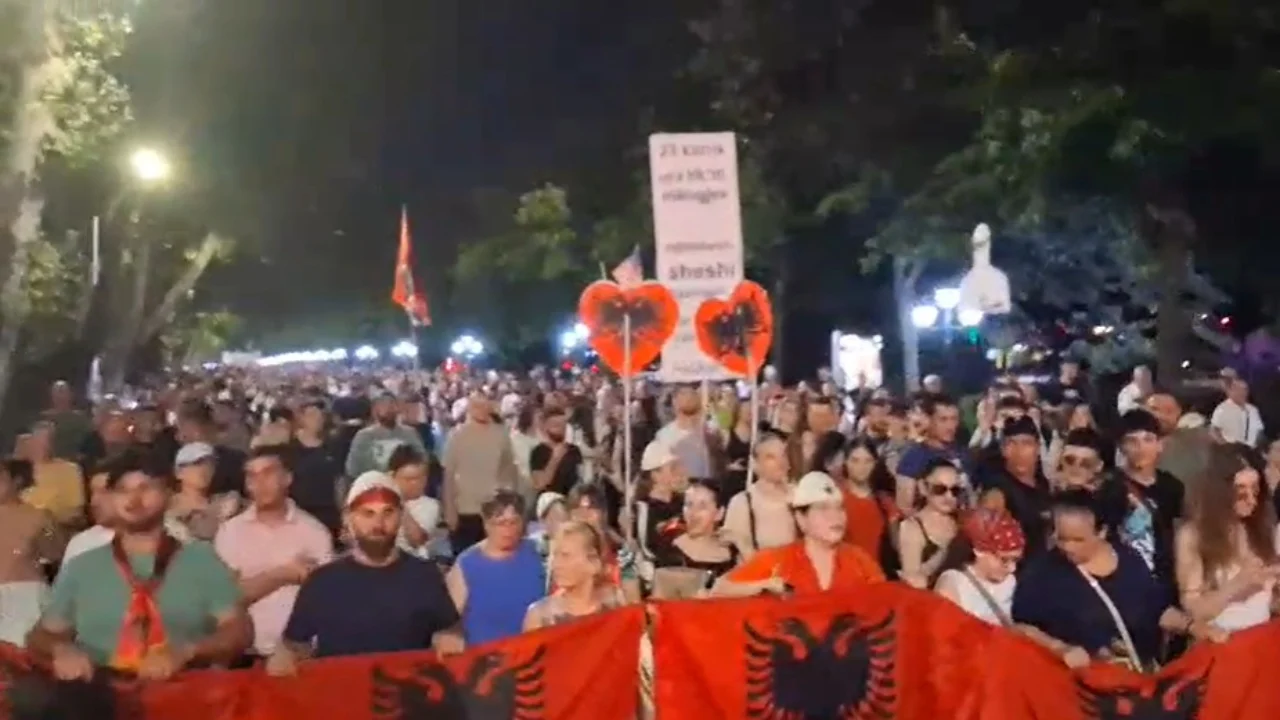 Diaspora i përgjigjet thirrjeve të protestuesve  merr pjesë në tubimin e 76 të  Vijojnë fjalimet përpara kryeministrisë