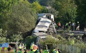Aksident i rëndë hekurudhor në Angli  treni me 150 pasagjerë del nga shinat